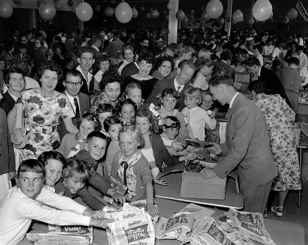 H.J. Heinz Company, Crowd of Children with Show Bags, Dandenong, Victoria, 12 Dec 1959