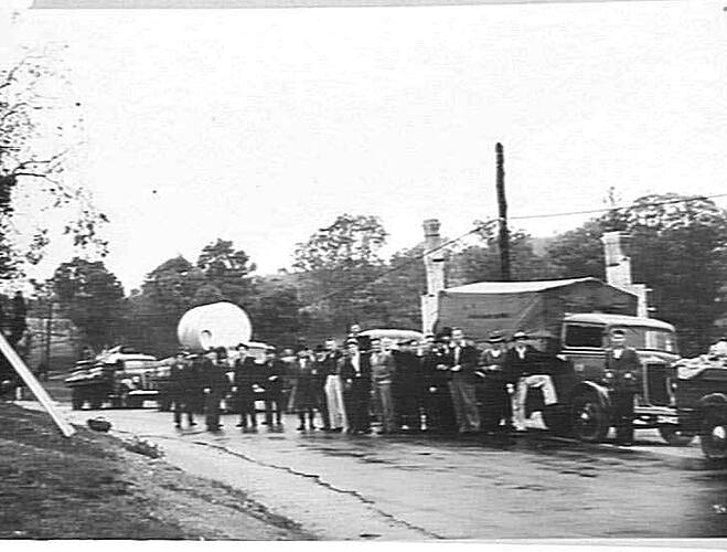 GROUP OF VOLUNTEER WORKERS ARRIVING AT WARRANDYTE: MARCH 1939