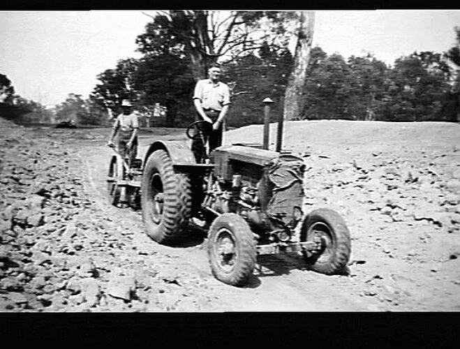 `MODEL 25' HAULING SCOOP, MURRAY RIVER CHANNEL, W. F. LEAHY, HOWLONG, N.S.W.: 18/10/38