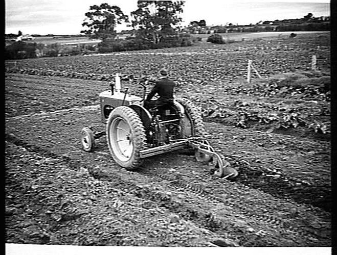 SUNHANDLIFT 3 FUR M/B PLOUGH & MODEL 81 TRACTOR. SULLIVAN, CHELTENHAM. JULY 1942