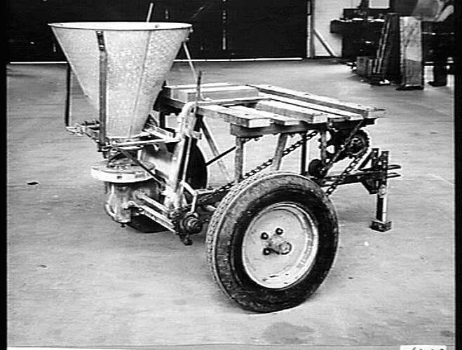 SPINNER TYPE FERTILIZER SPREADER: APR 1941