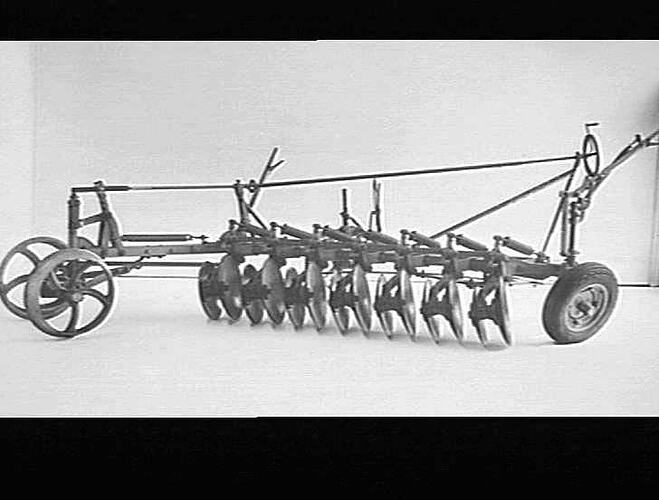 14 DISC `SUNDERCUT' WITH SCREW LIFT & RUBBER TYRE: JULY 1940