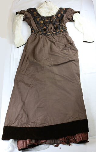 Brown, silk, sleeveless, dress, square neckline, embroidery.