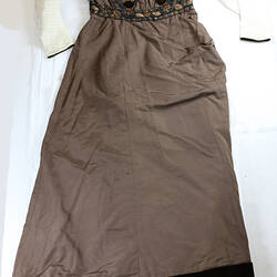 Brown, silk, sleeveless, dress, square neckline, embroidery.