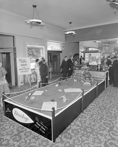 Dunlop Australia Ltd, Golf Club Display, Chevron Hotel, Melbourne, 13 Nov 1959