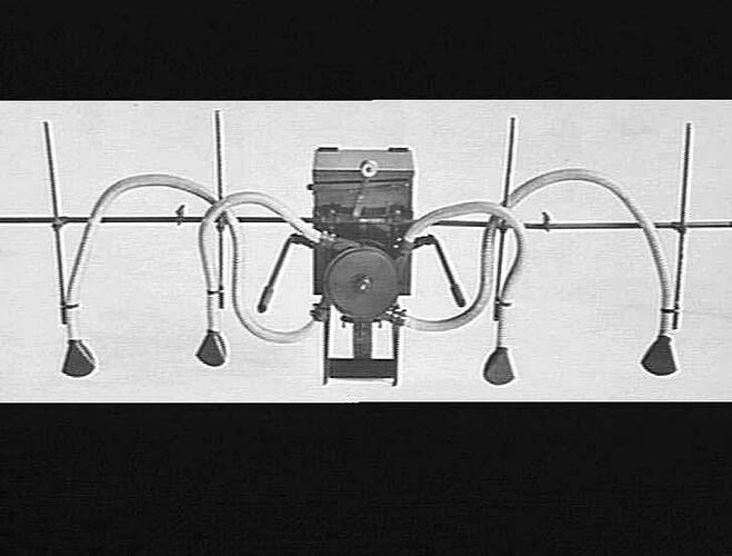 A POWER DUSTER: WHEELBARROW TYPE: OCTOBER 1944