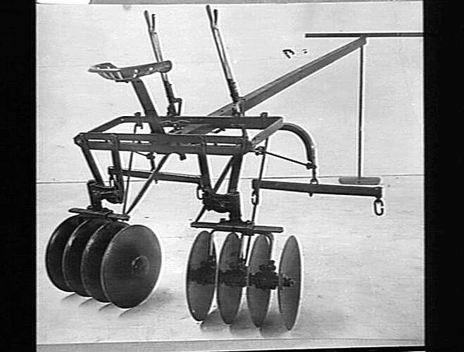 M-H NO. 18A DISC CULTIVATOR: OCT 1932