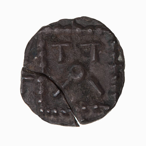 Coin, round, simple military standard indicated by a square of beads; within text 'TOTII'.