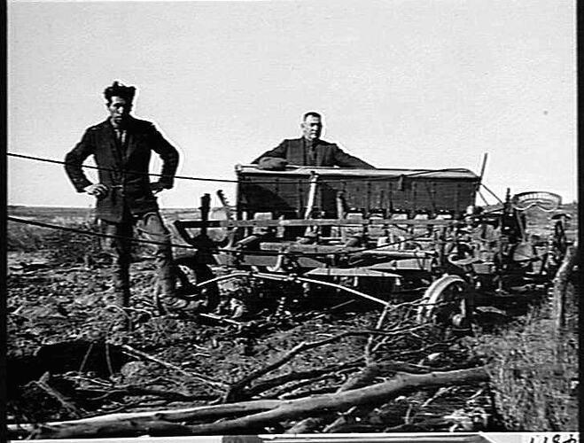 `SUNDERSEEDER' AT WORK ON MR. CHAMBERLAIN'S FARM, LASCELLES: JUNE 1928