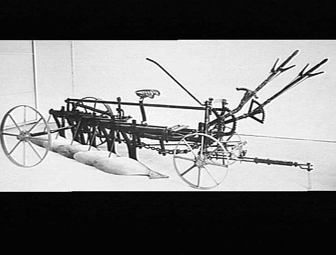 `SUNRISE' MOULDBOARD PLOUGH WITH TRACTOR LEVERS AND RIGID PULL: JUNE 1930