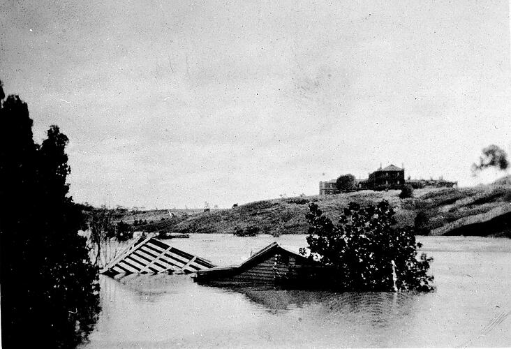 [The Yarra River in flood near Fairfield Hospital, Fairfield, 1934.]