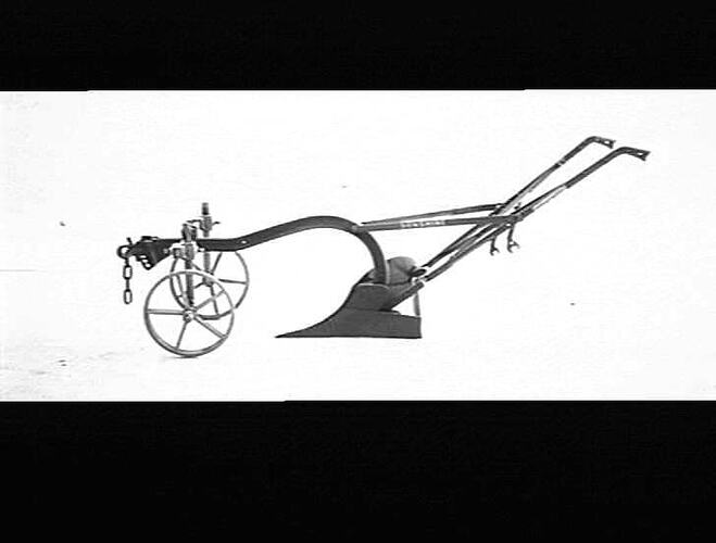 NEW MODEL ORCHARD WITH FORECARRIAGE. APRIL 1940
