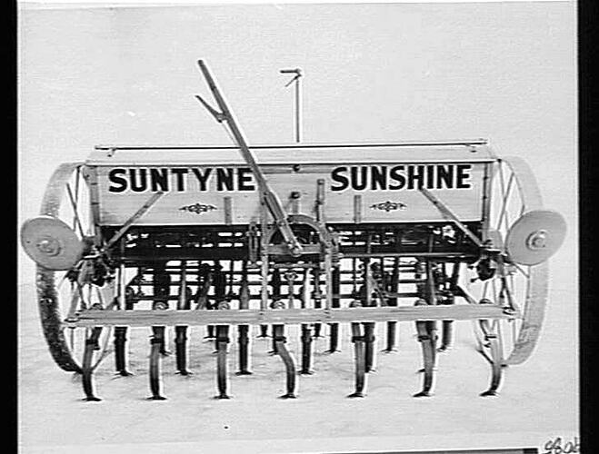 12 ROW `SUNTYNE' FITTED WITH TRACTOR HITCH & STANDARD LEVERS (TAKEN FOR ENGLAND): JUNE 1944