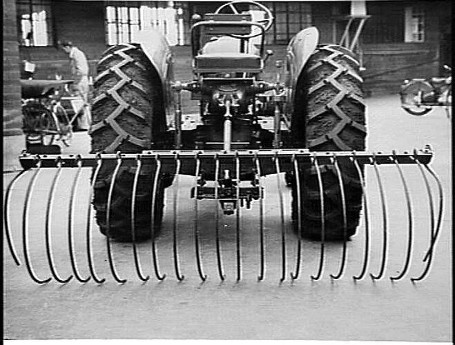 3 PT LINKAGE DUMP RAKE FITTED TO 44K SPECIAL: AUG 1956