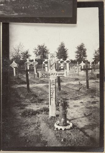 Grave of Private F. H. Good, Flanders, Belgium, Sergeant John Lord, World War I, 1917