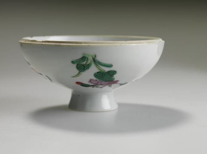Beautiful Chinese porcelain bowl or cup.