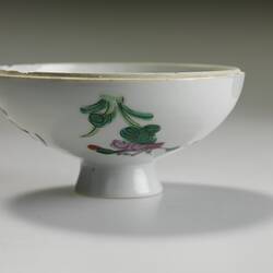 Beautiful Chinese porcelain bowl or cup.
