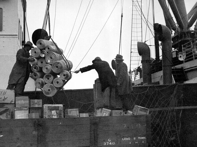 [Unloading cargo at Albany, 1934.]