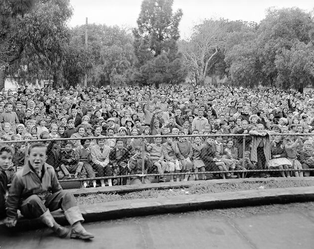 General Television Corporation, Crowd at the Melbourne Zoo, Victoria, 22 May 1959