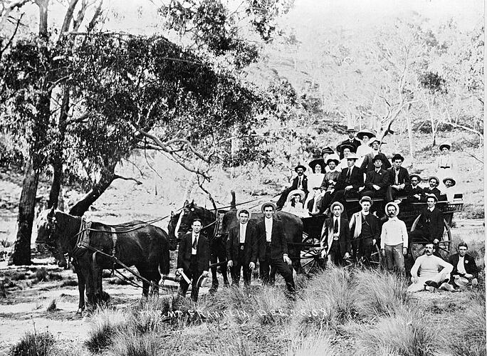 [Picnic group travelling from Eaglehawk to Mount Franklin, 1908.]