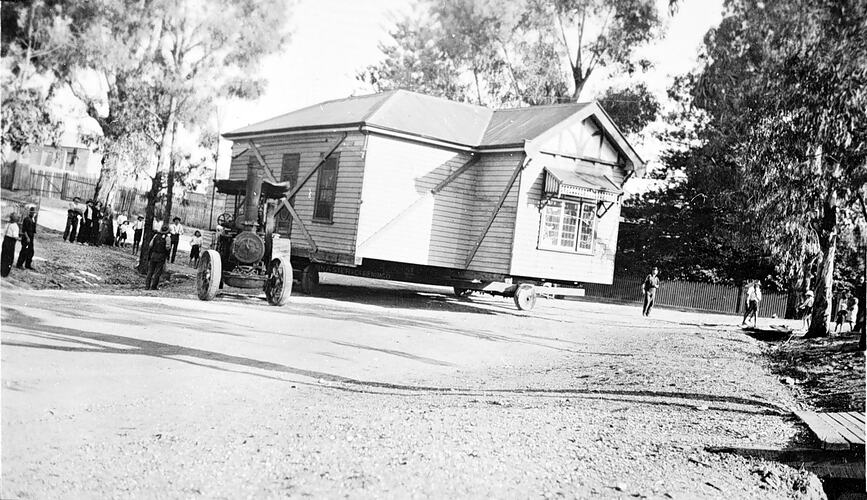 [A steam traction engine hauling a house around a corner, Bendigo, about 1925.]