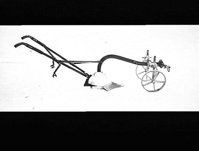 M-H NO. 44 WITH FORECARRIAGE. APRIL 1940