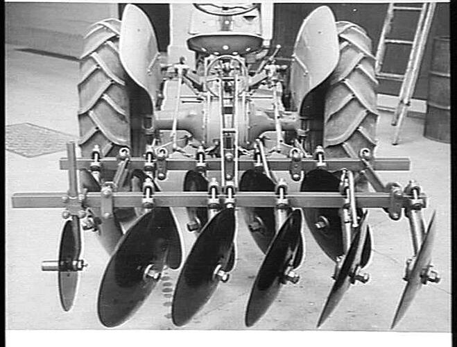 ATTACHED DISC CULTIVATOR SINGLE UNIT TYPE: SEPT 1953