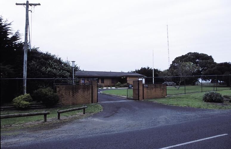 MM 028489 Front entrance gate, Melbourne Coastal Radio Station, Cape Schanck