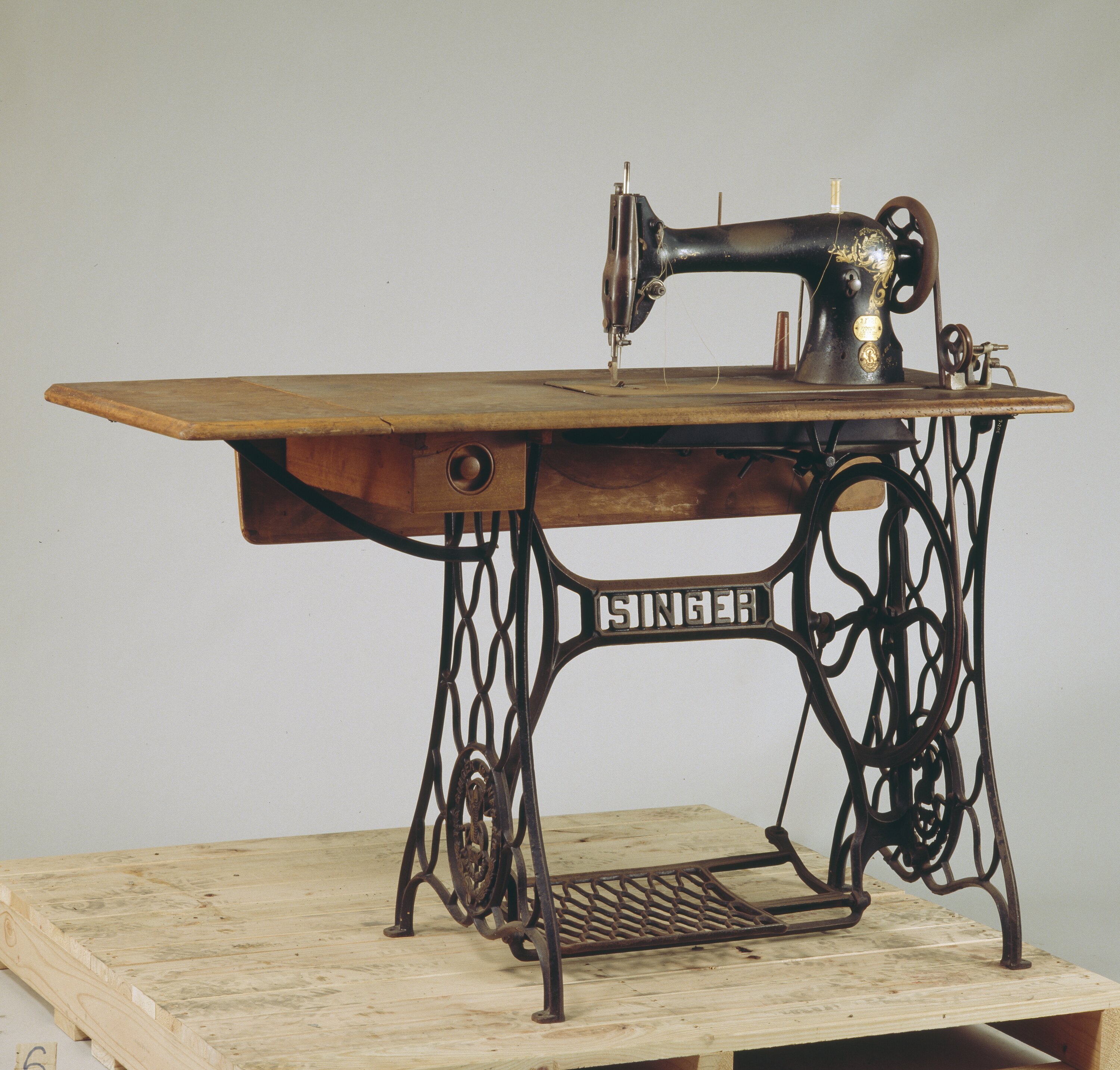 Why I now own this Singer Treadle Sewing Machine – Almost Off Grid