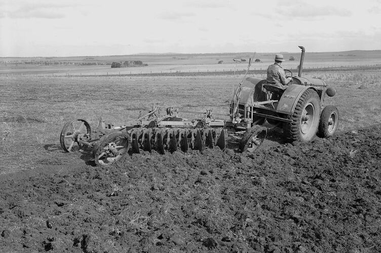 McCormick-Deering W30 Tractor & Gaston 8-Disc Cultivating Plough, Mr J. Congram, Beveridge