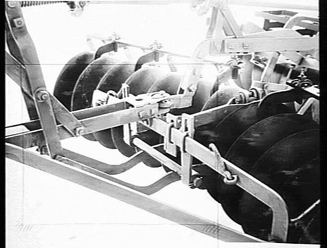 DEPTH REGULATING ROLLER ON FRONT GANG `SUNPLIANT': MARCH 1940