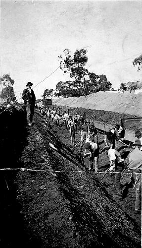 Railway workers in a cutting, Oakvale, 1923.