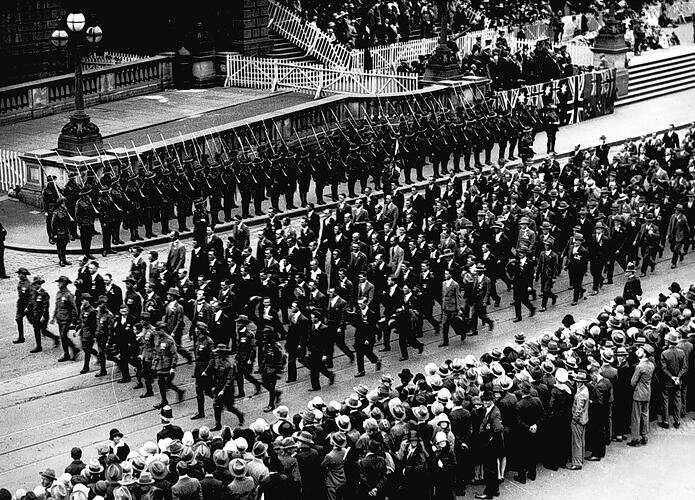 [Ex-servicemen passing Parliament House, Spring Street, Melbourne, Anzac Day, about 1925.]