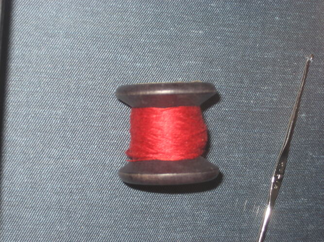 Cotton reel - Wood with red thread