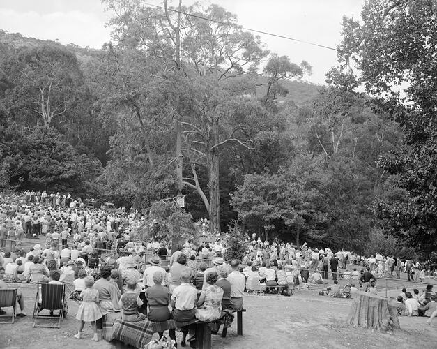 Department of Trade, Crowd Watching a Stage, Ferntree Gully, Victoria, 13 Mar 1960
