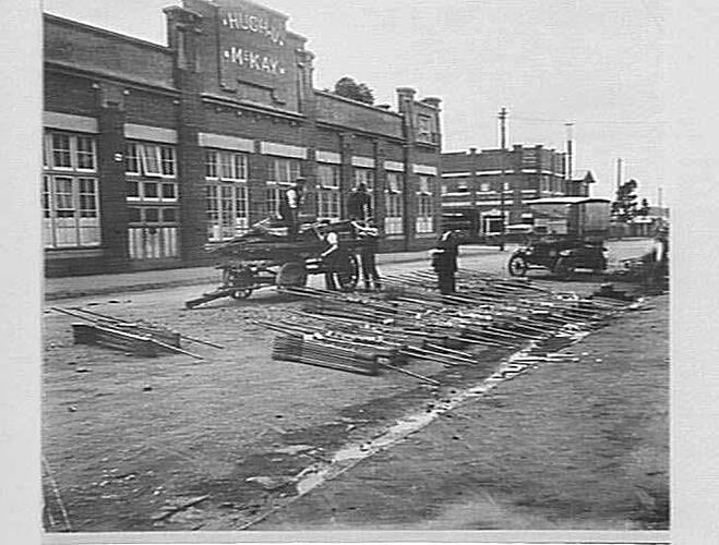 DESPATCHING CROP LIFTERS FROM FACTORY: DEC 1924