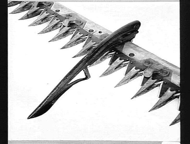 PEA LIFTER FINGER FOR MOWER FRONT: NOV 1942