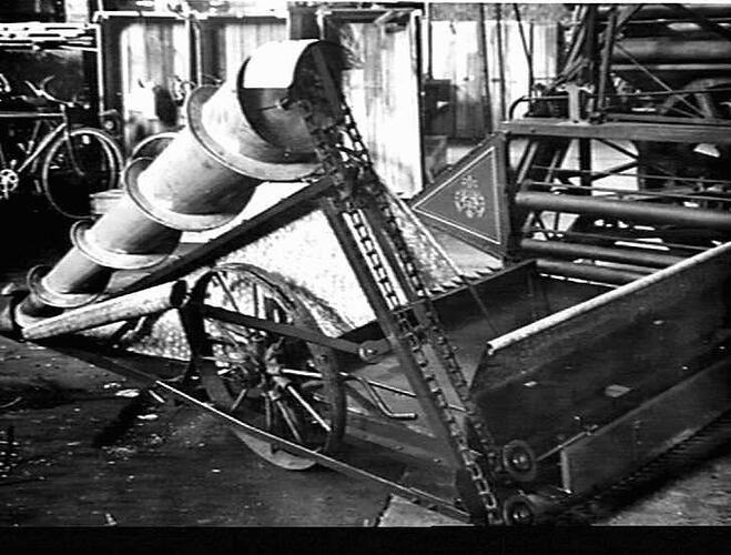FLAX DIVIDER FITTED TO A SUNSHINE M-H BINDER: DEC 1940