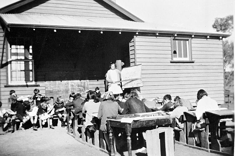 [Teaching outdoors at the Mittyack State School, near Mildura, 1931.]