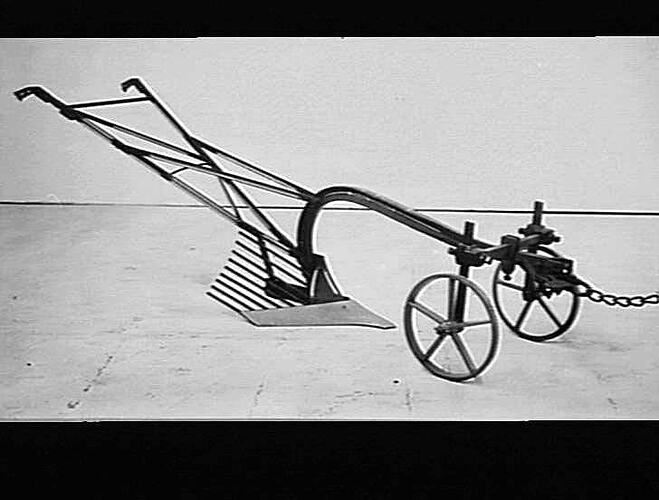`SUNGLINT' FITTED WITH PEANUT DIGGER AND DOUBLE WHEEL: CIRCA 1925