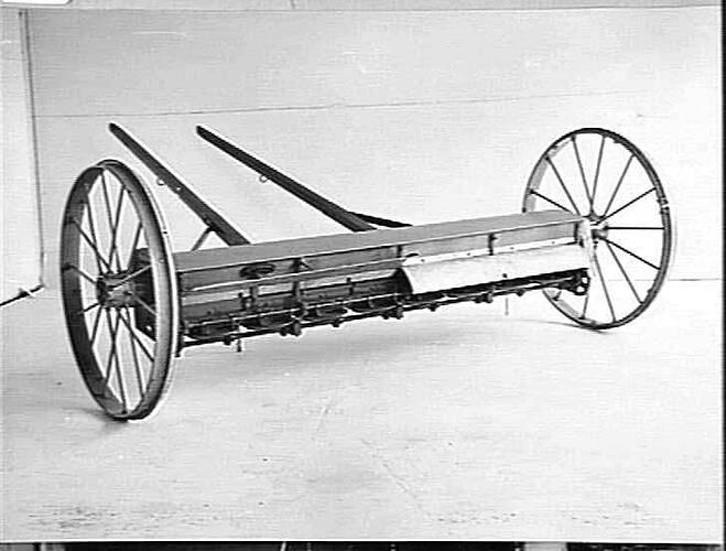 `SUNSUPER' FERTILIZER AND LIME SPREADER: MARCH 1941