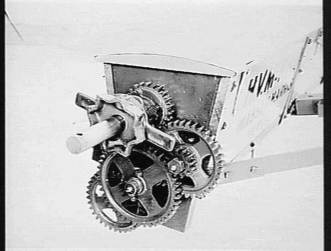`SUNSUPER' MANURE SPREADER: MAY 1944