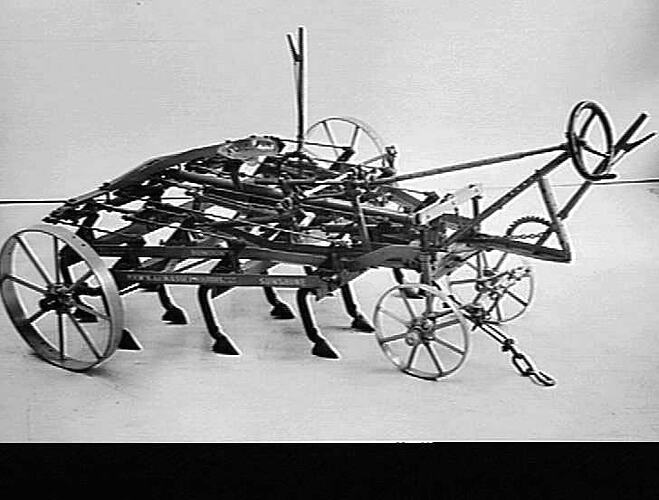 `SUNDUKE' WITH TRACTOR HITCH & STANDARD PULL: SEPT 1939