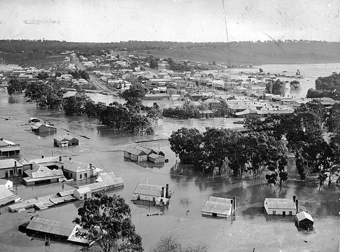 [The Glenelg River in flood, Casterton, 1906.]