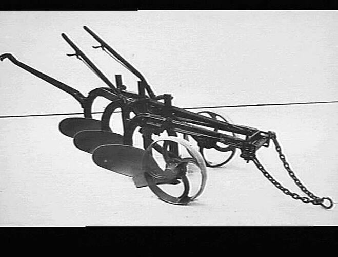 SUNBIRD 3-FURROW MOULDBOARD PLOUGH WITH NEW PULL: 1933