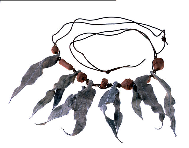 Necklace - Suede Leaves [beige]