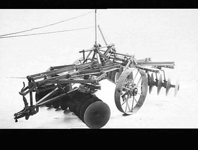 SUNGRUBBER FITTED WITH TANDEM DISC. MAY 1940