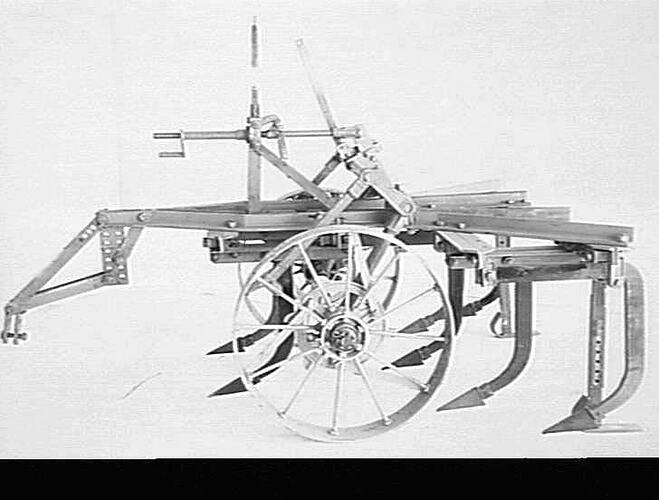 STRENGTHENED `SUNGRUBBER' FITTED WITH EXTENDED FRONT TYNES (EXP.): MARCH 1941