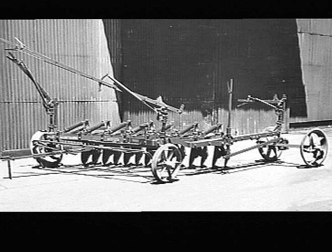 `SUNDERCUT' WITH TRACTOR LEVERS: NOV 1954