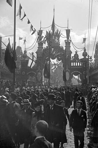 Stereograph - Glass, Parade Through King's Arch, Federation Celebrations, 1901